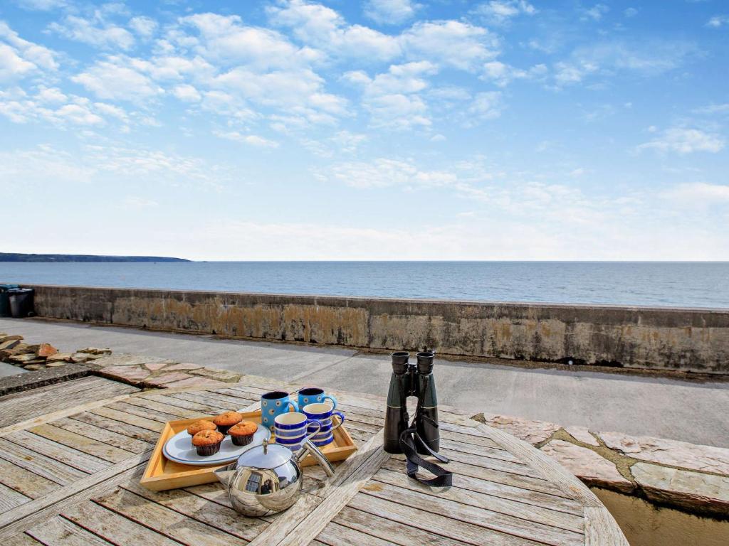 un vassoio di cibo su un tavolo vicino all'oceano di 3 Bed in Torcross 93956 a Torcross