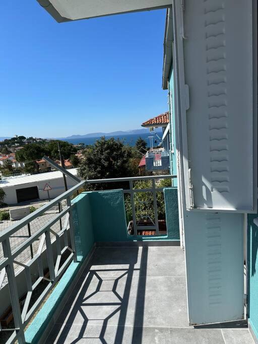 Balkón nebo terasa v ubytování Elegant Villa in Kuşadası 5 Min Walk to Sea & Center