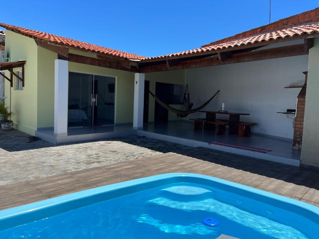 uma villa com uma piscina e uma casa em Fdl espaço gourmet em Barra de Camaratuba