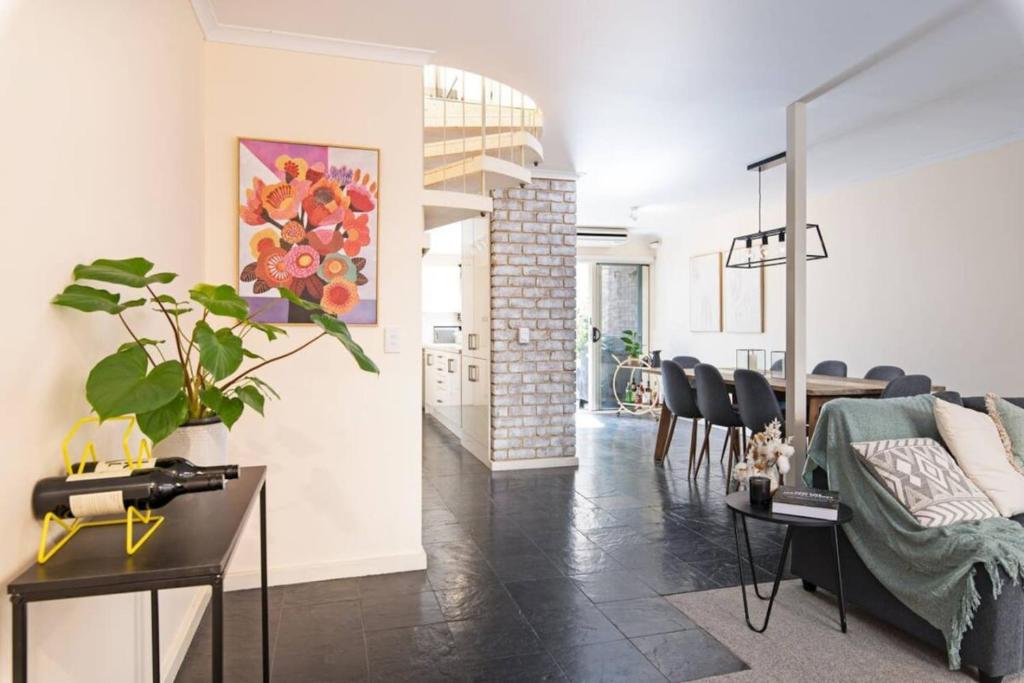 Χώρος καθιστικού στο Character and Charm 3BR home with free wine