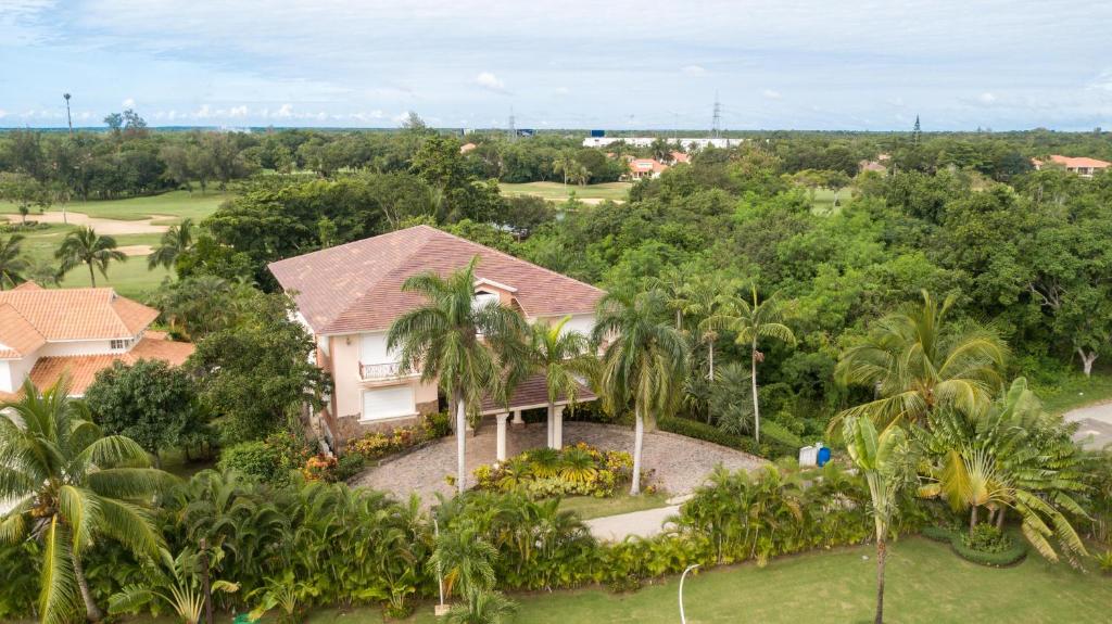 una vista aerea di una casa con palme di Villa At Metro Country Club With Private Pool a San Pedro de Macorís