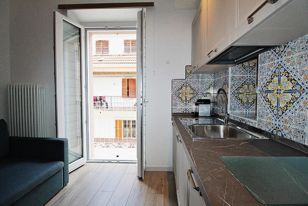 kuchnia ze zlewem i oknem w obiekcie Casa Vacanze del Vicario w mieście San Benedetto del Tronto