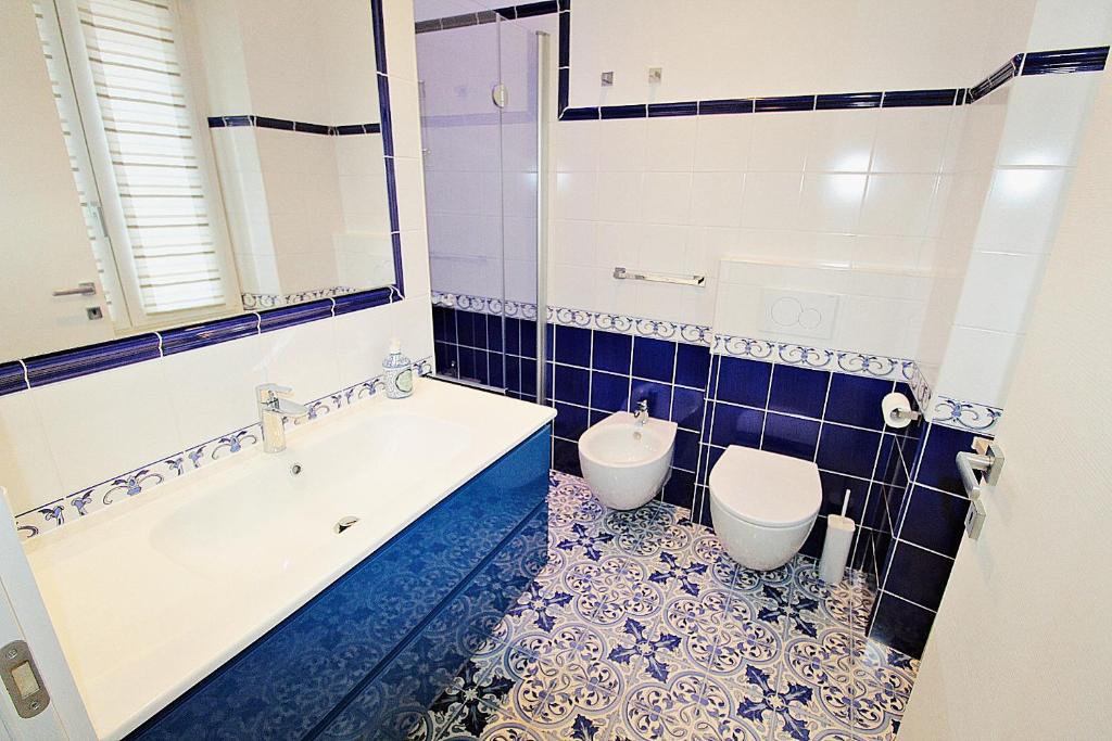 łazienka z wanną, toaletą i umywalką w obiekcie Casa Vacanze del Vicario w mieście San Benedetto del Tronto
