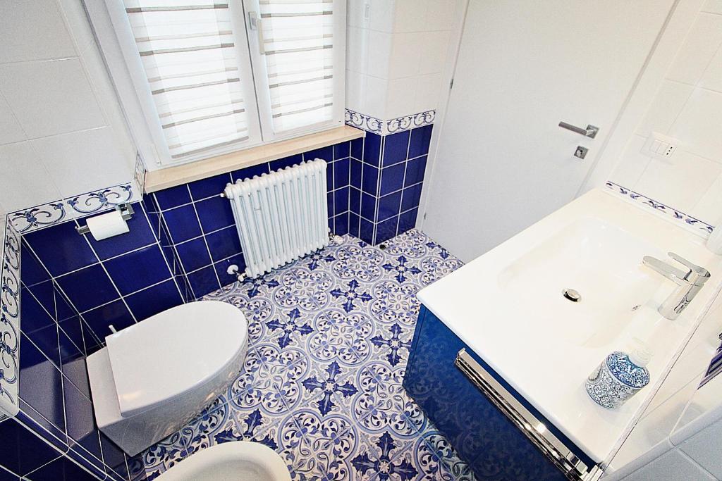 niebiesko-biała łazienka z toaletą i umywalką w obiekcie Casa Vacanze del Vicario w mieście San Benedetto del Tronto
