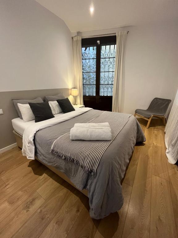 ein Schlafzimmer mit einem großen Bett und einem Fenster in der Unterkunft The Room Gotico in Barcelona