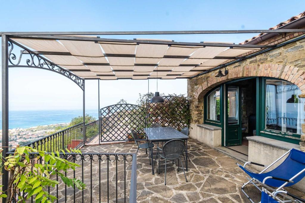 a patio with a table and chairs on a balcony at Casa Gianfranco - ACrapa Mangia in Santa Maria di Castellabate