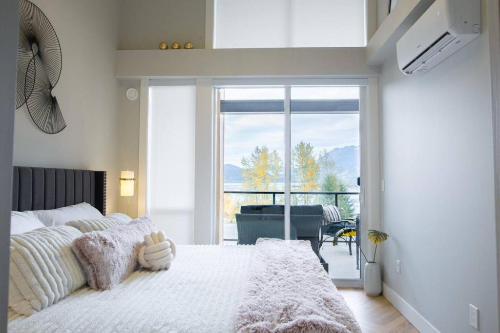 Ένα ή περισσότερα κρεβάτια σε δωμάτιο στο Brand New Penthouse with Lake and Mtn Views
