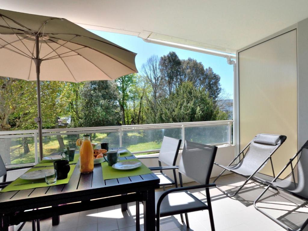 une salle à manger avec une table et une grande fenêtre dans l'établissement Apartment Les Voiles de La Baule by Interhome, au Pouliguen