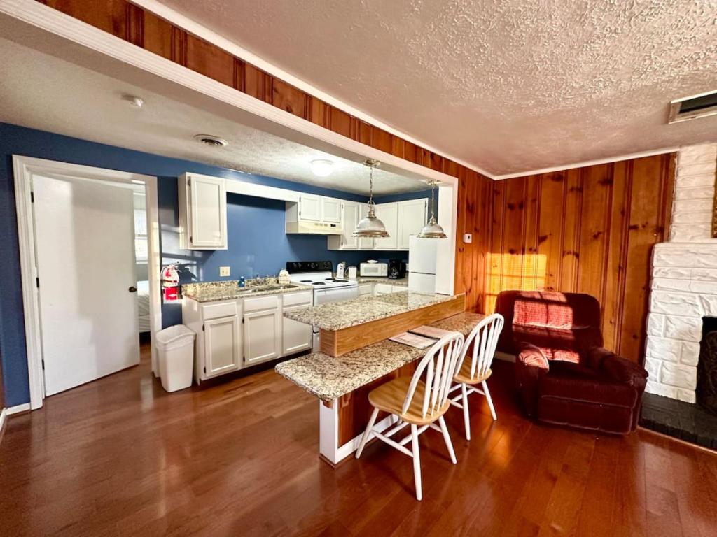 - une cuisine avec une table et des chaises dans la chambre dans l'établissement Cottage 5- Lees Ford Marina, à Nancy