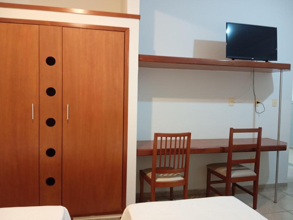 TV a/nebo společenská místnost v ubytování Mariachis Hotel