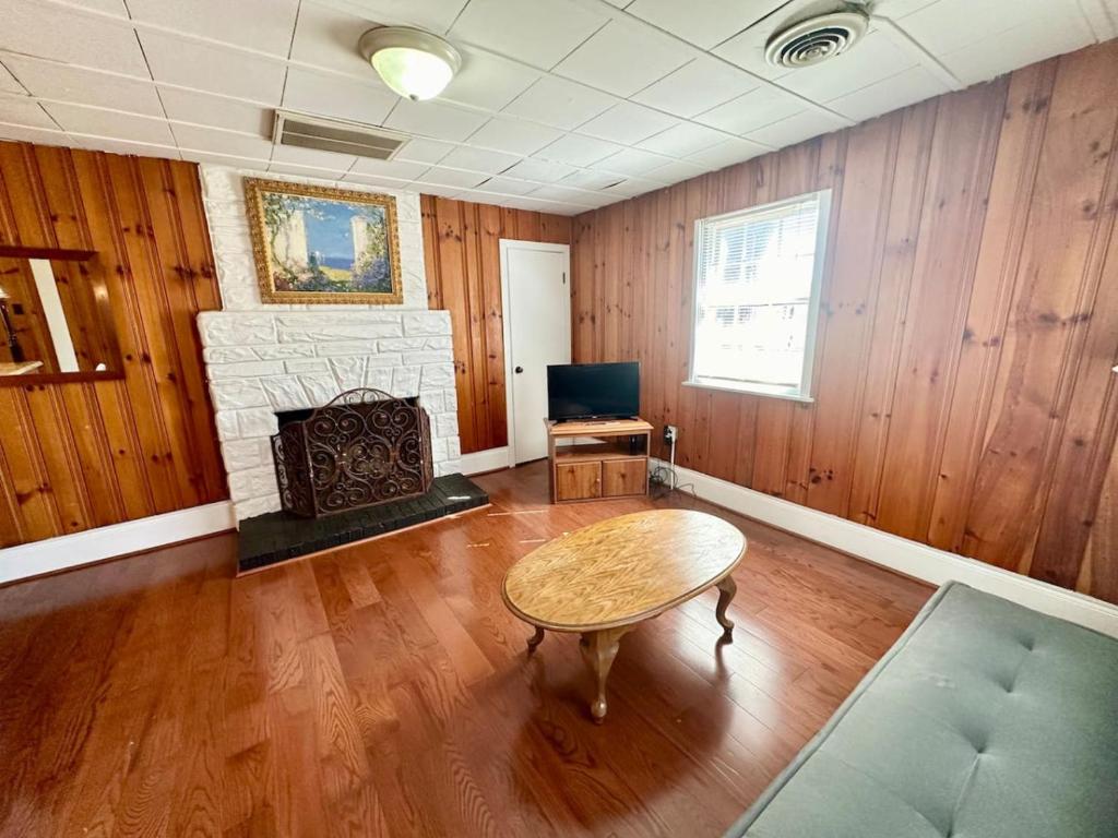 a living room with a table and a fireplace at Cottage 8Lees Ford Marina in Nancy