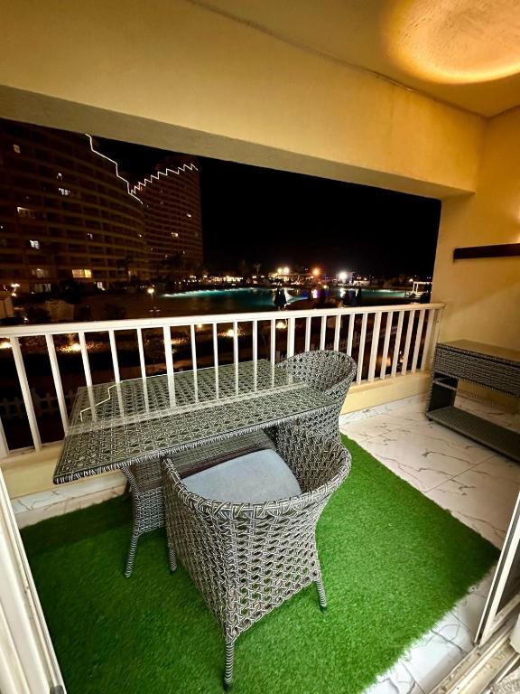 balcón con mesa y sillas en Porto elsokhna, en El Cairo
