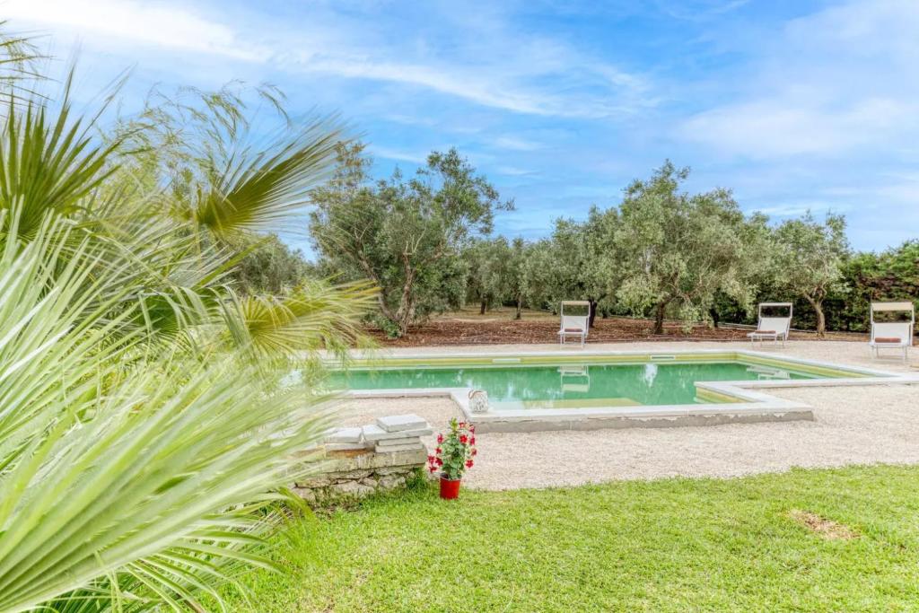 una piscina con 2 sillas en un patio en Villa Cisura Ranne - 2 chilometri dal mare con piscina privata, en Diso