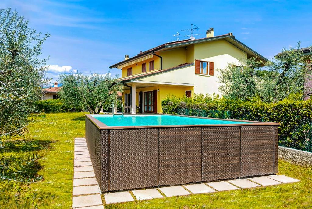 einen Pool im Hof eines Hauses in der Unterkunft Villa Mirarino in Raffa