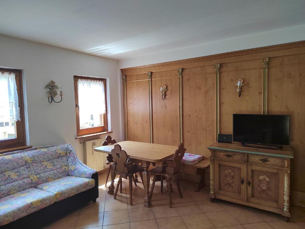 - un salon avec une table et un canapé dans l'établissement Casa Lita e Jay a Vinigo, à Vinigo