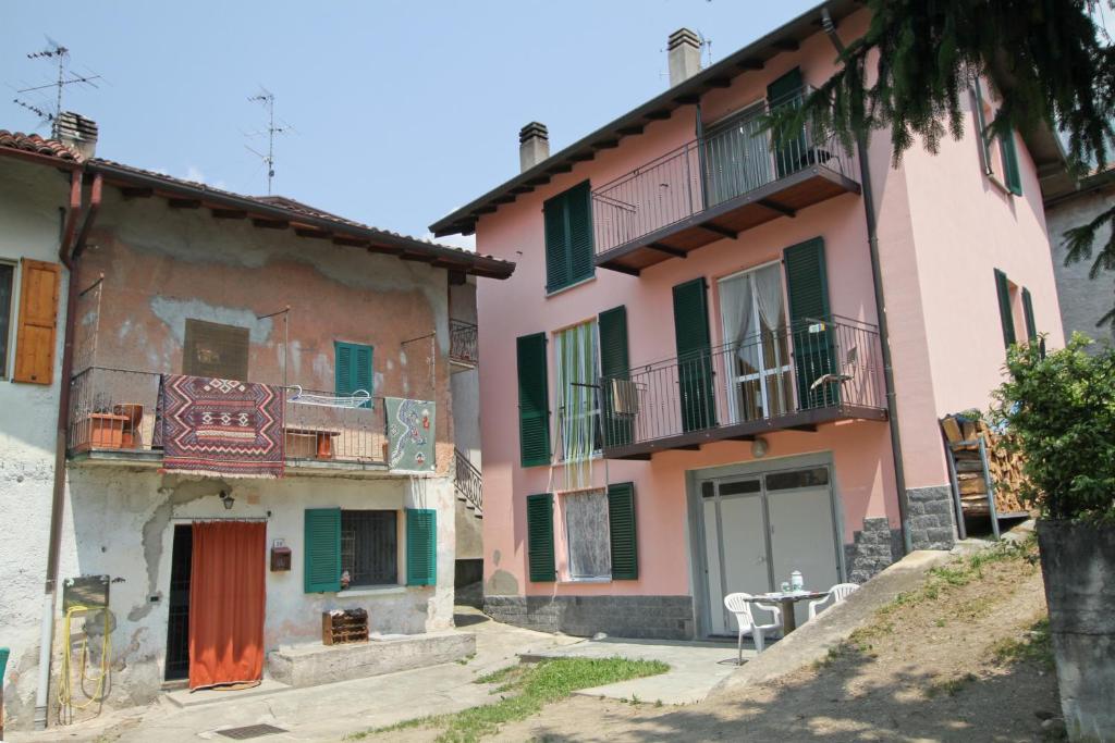 un immeuble d'appartements avec une table en face dans l'établissement B&B Località Manzoniane, à Lecco