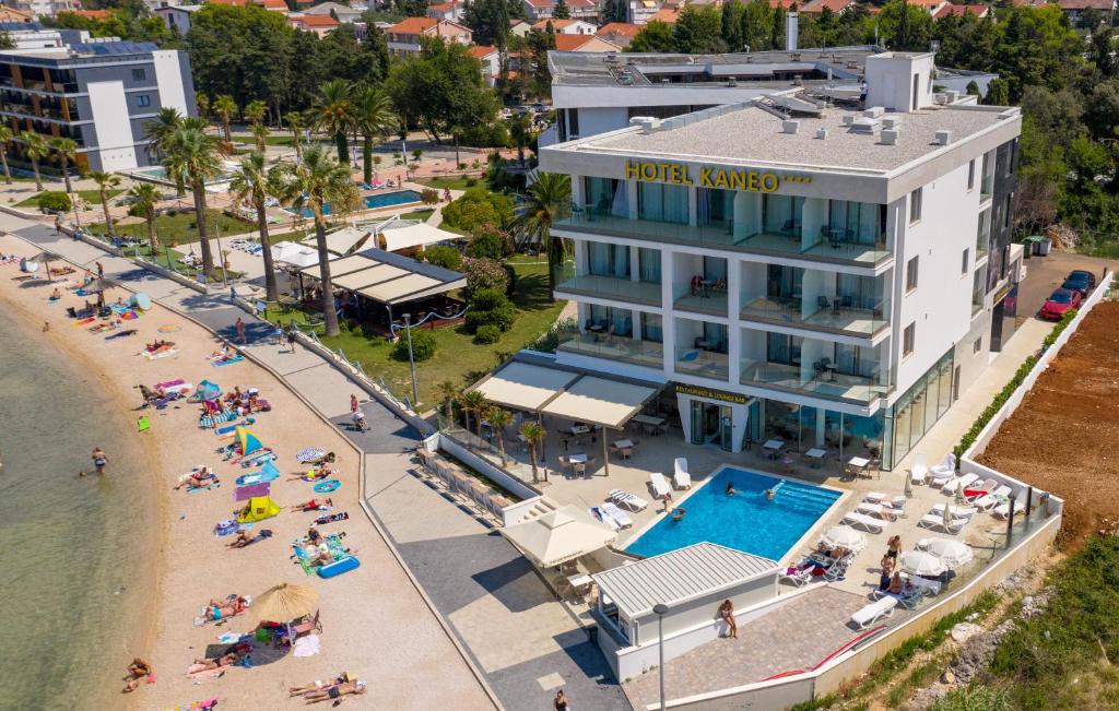 z góry widok na hotel z osobami na plaży w obiekcie Kaneo beach hotel Novalja w Novalji