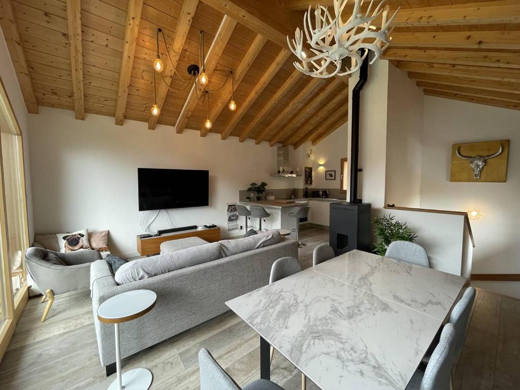聖索林達爾沃的住宿－Chalet Triplex - 6 personnes，客厅配有沙发和桌子