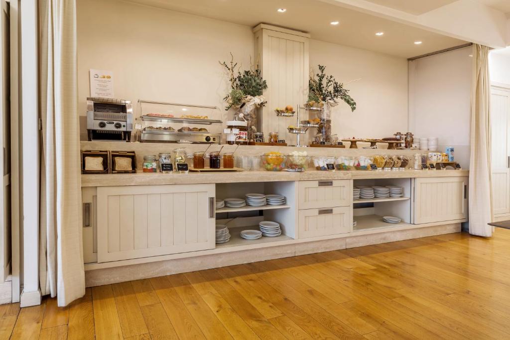 Een keuken of kitchenette bij Hotel Catalunya
