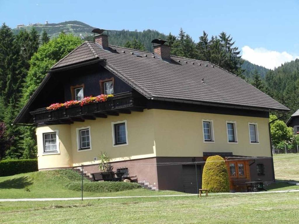 une maison avec des fleurs sur son côté dans l'établissement Haus Oberfeichtner, à Mitterbach am Erlaufsee