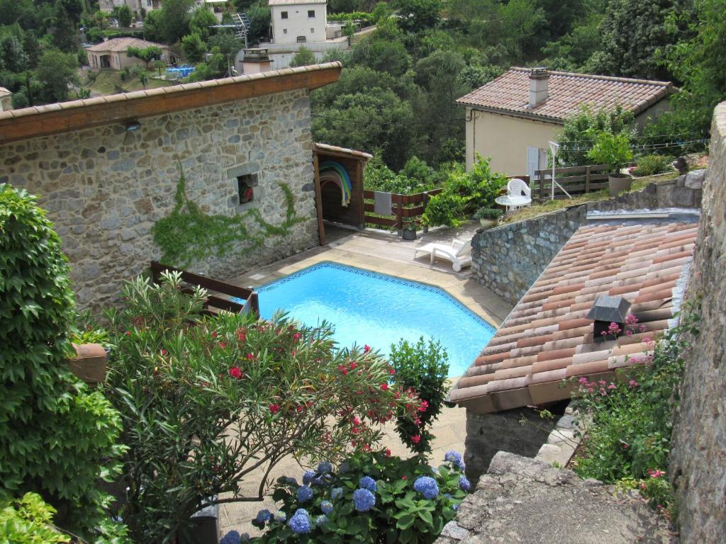 ein Haus mit einem Swimmingpool im Hof in der Unterkunft La Grange in Vals-les-Bains