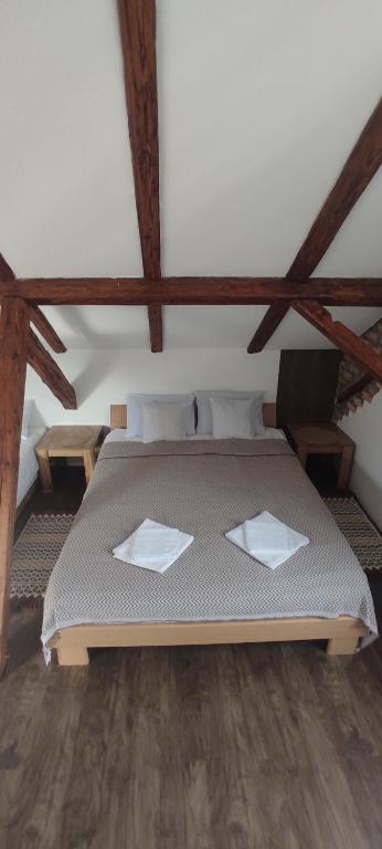 A bed or beds in a room at Apartmani Kačara
