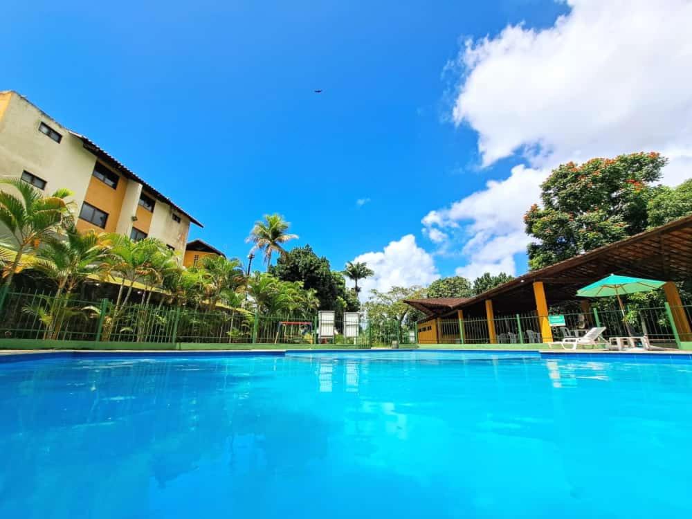 una grande piscina di fronte a un edificio di Apartamento de campo 30min de RC a Moreno