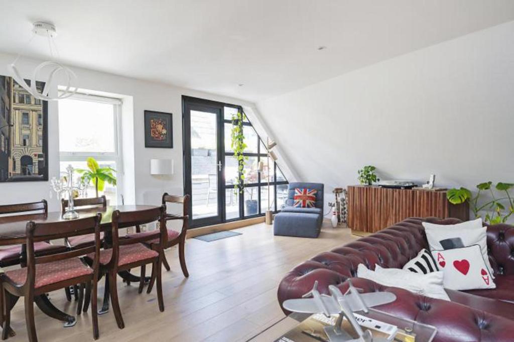 - un salon avec un canapé et une table dans l'établissement Sophisticated 2 Bedrooms by Spitafields, à Londres