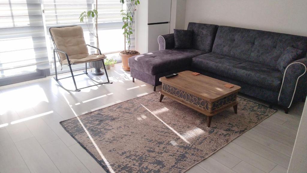 sala de estar con sofá y mesa de centro en Ankara Esenboğa Airport Luxury Rezidance, en Ankara