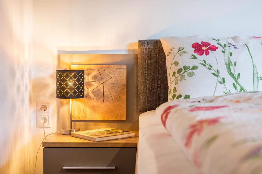 Postel nebo postele na pokoji v ubytování Stofnerhof Wohnung Neu