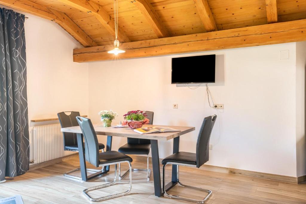TV a/nebo společenská místnost v ubytování Stofnerhof Wohnung Neu