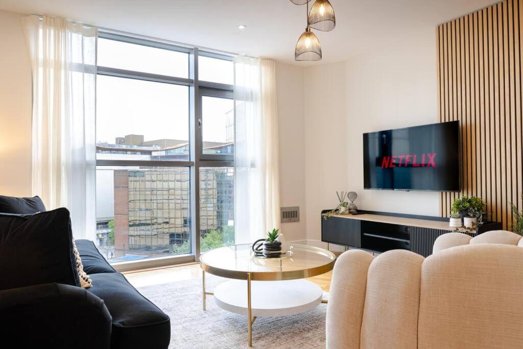 Μια τηλεόραση ή/και κέντρο ψυχαγωγίας στο Sophisticated Cardiff Apartment Free Parking