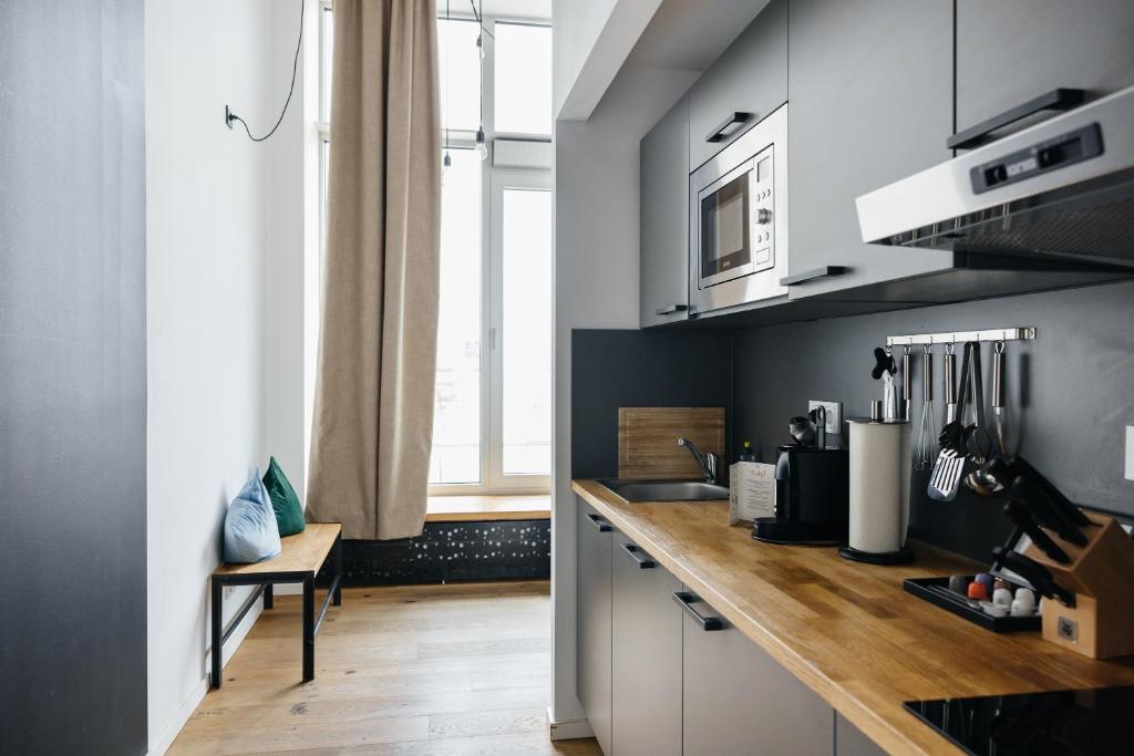 Kuchyň nebo kuchyňský kout v ubytování Staycity Aparthotels Leipzig City Centre