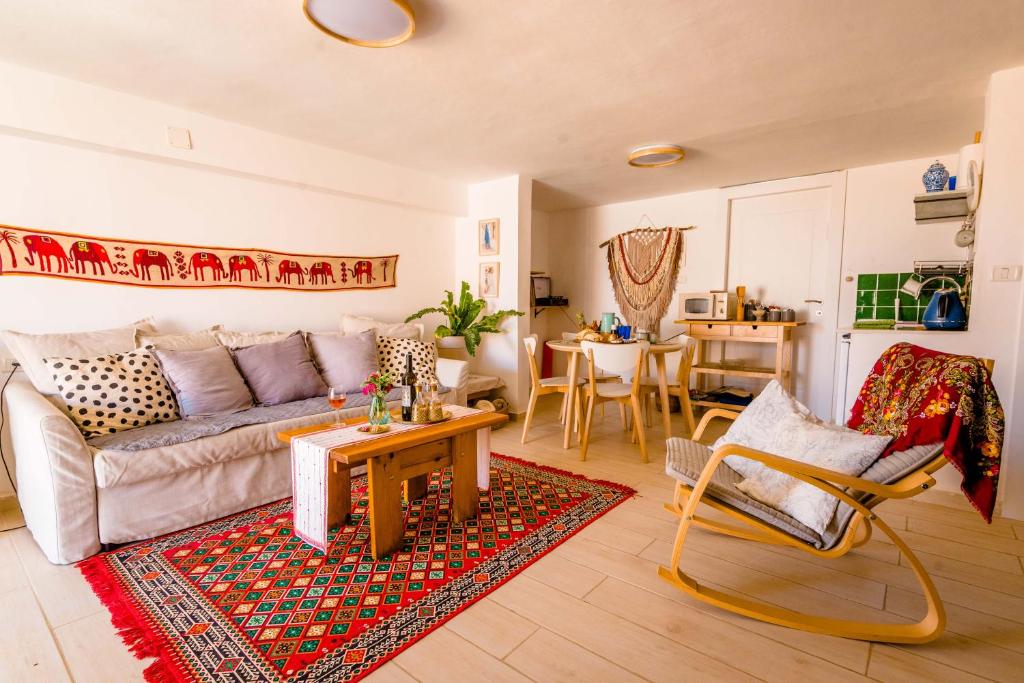un soggiorno con divano e tavolo di Cactus - צימר במדבר ad Arad