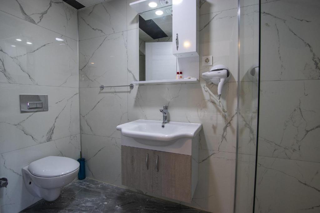Koupelna v ubytování Emilia Otel
