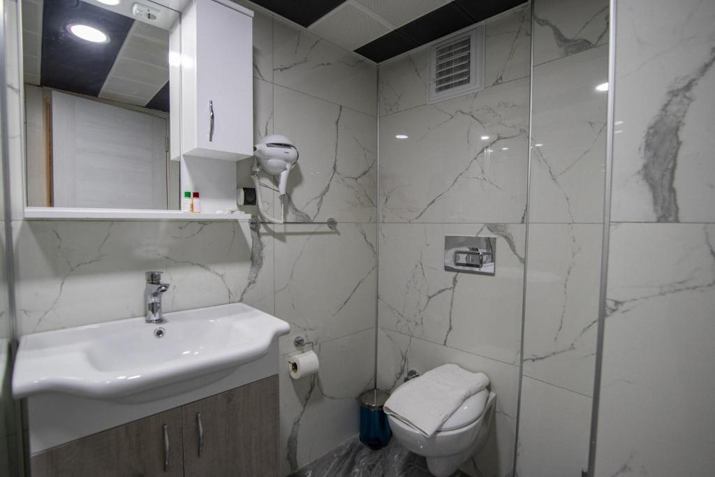 Koupelna v ubytování Emilia Otel