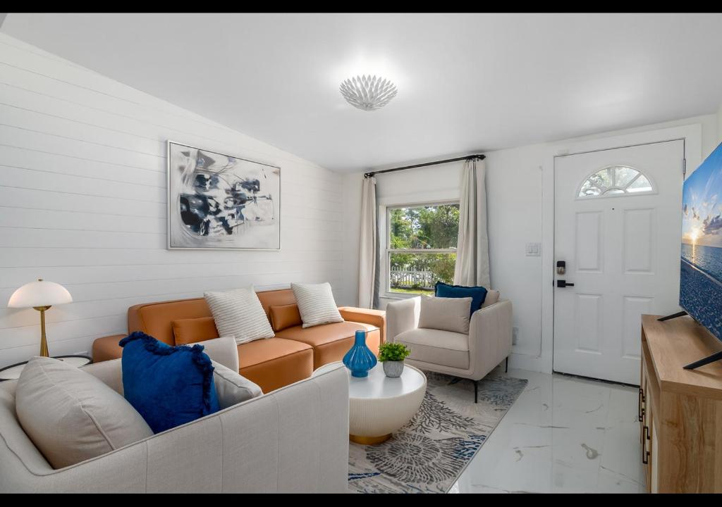 Posezení v ubytování Chic Naples cottage 7 min from the beach