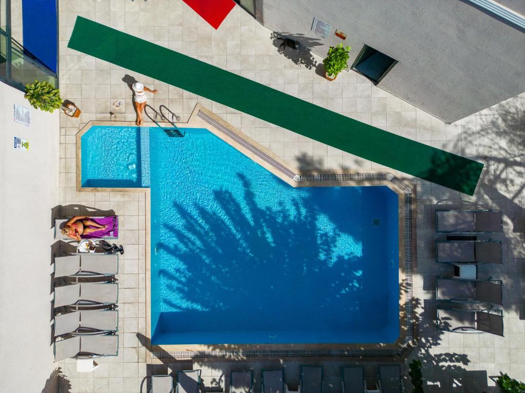 Bazén v ubytování Emilia Otel nebo v jeho okolí