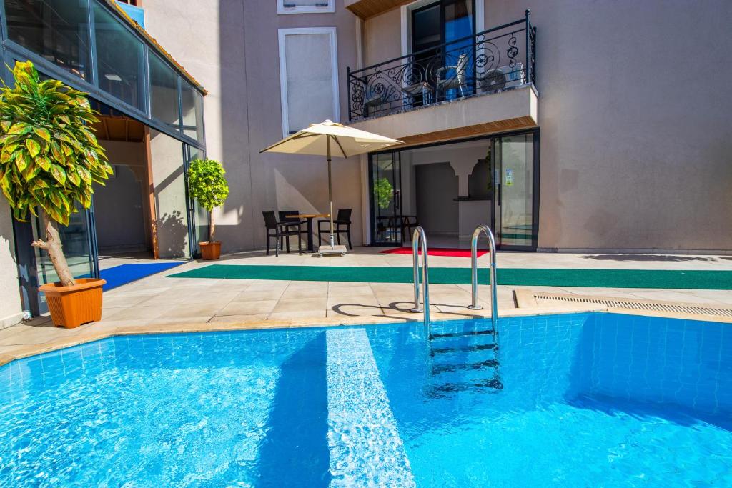 Bazén v ubytování Emilia Otel nebo v jeho okolí