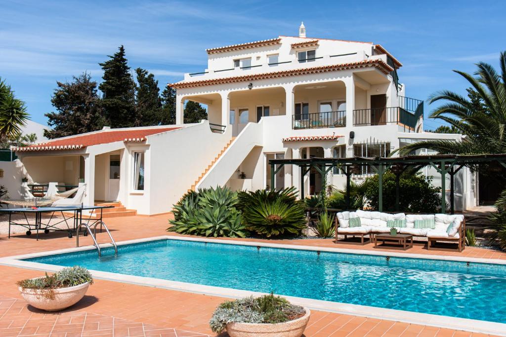 eine Villa mit einem Pool und einem Haus in der Unterkunft Mirabilia Luz - Altavista in Luz