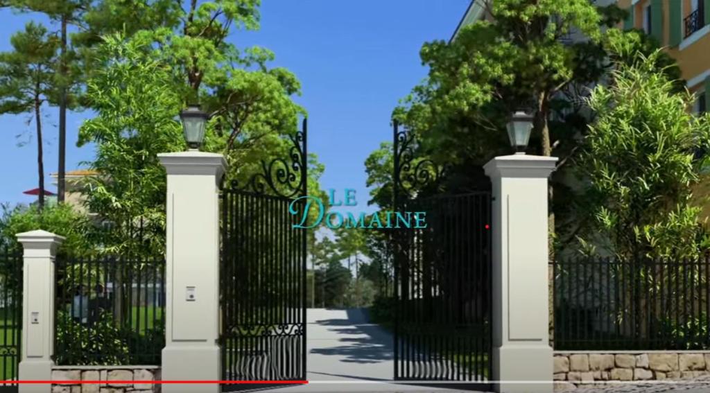 un portail noir avec un panneau indiquant « faire un don » dans l'établissement Le p'tit mas, à Cavalaire-sur-Mer