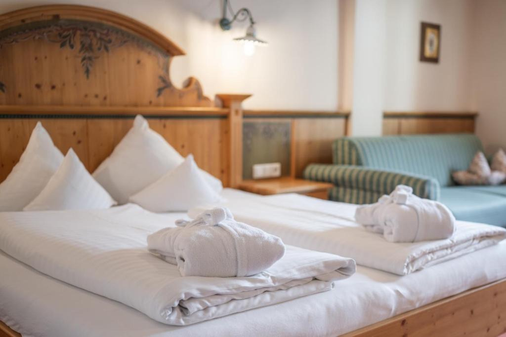 Postel nebo postele na pokoji v ubytování Das Posthaus stubai&smart Hotel
