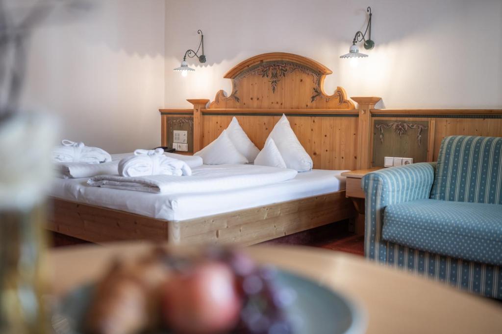 Postel nebo postele na pokoji v ubytování Das Posthaus stubai&smart Hotel