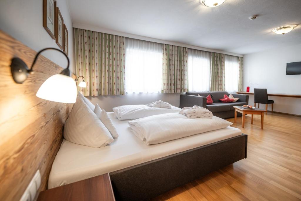 Postel nebo postele na pokoji v ubytování Das Posthaus stubai&smart Hotel