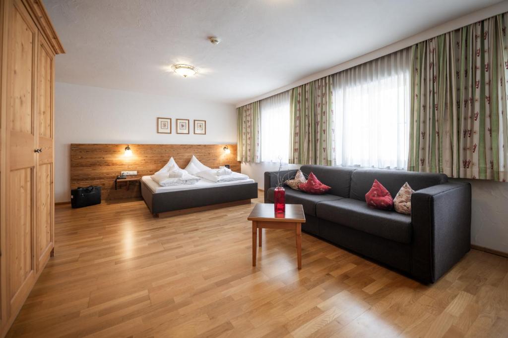 Postel nebo postele na pokoji v ubytování Das Posthaus stubai&smart Hotel