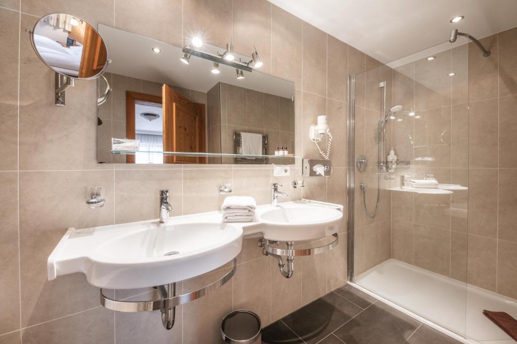 Koupelna v ubytování Das Posthaus stubai&smart Hotel