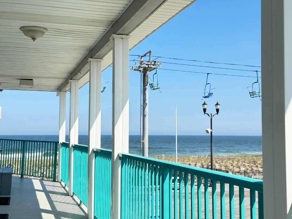 Balkón nebo terasa v ubytování Boardwalk Sand & Surf Beach Hotel Oceanfront