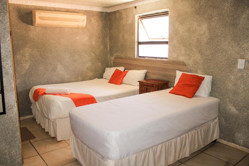 Un pat sau paturi într-o cameră la Godmill guesthouse Taung
