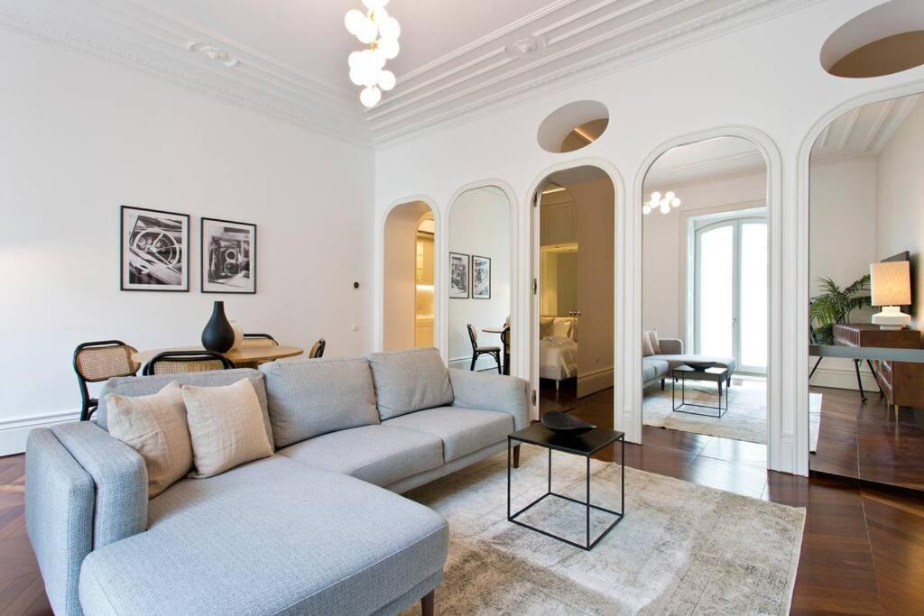 Boutique Rentals- THE CLéRiGoS Apt w/ patio