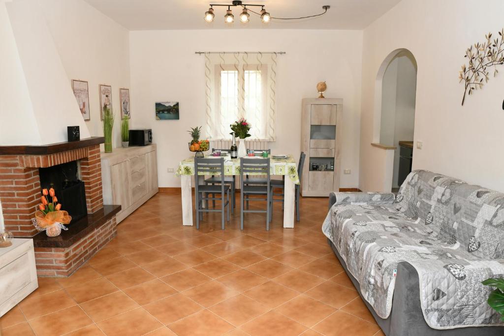 un salon avec un canapé et une table dans l'établissement Appartamento Il Limone, à Pise